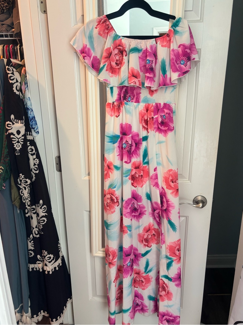 Beautiful on or off shoulder dress